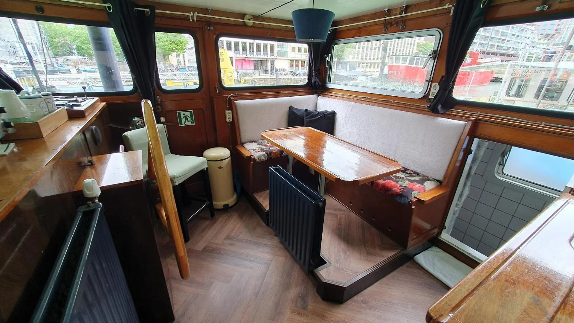 Houseboat Holiday Apartments רוטרדם ספינת מלון
