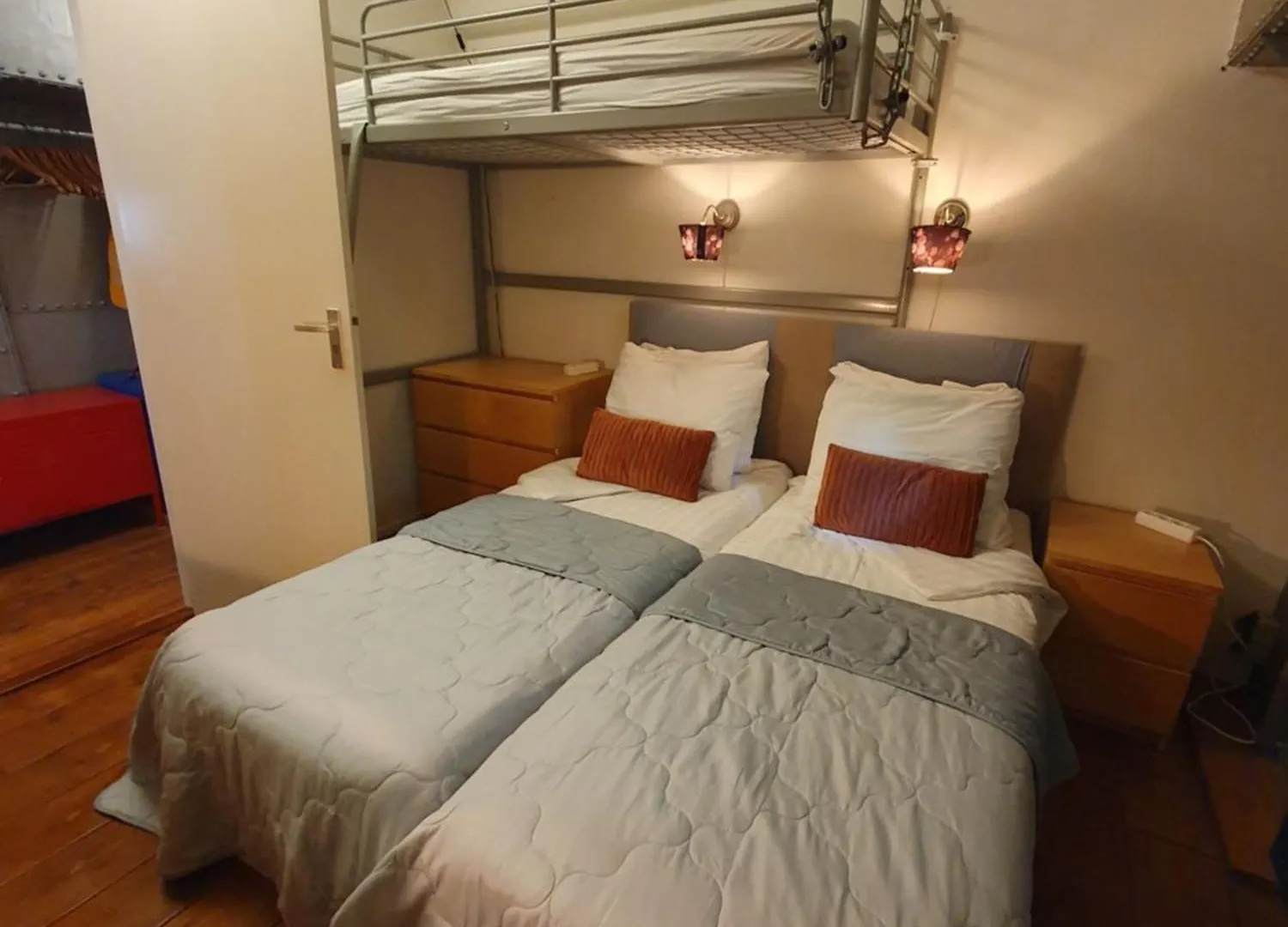 Houseboat holiday apartments Rotterdam Botel