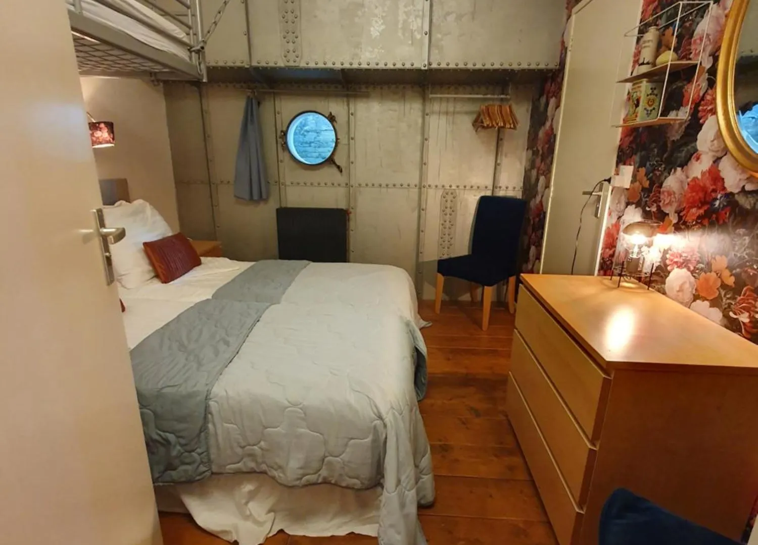 Houseboat holiday apartments Rotterdam Botel